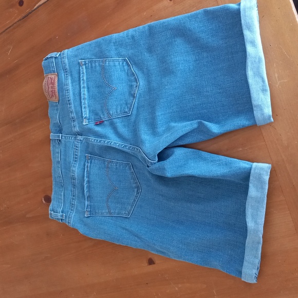 Womans Levi's Bermuda shorts Size 28 - Picture 3 of 4